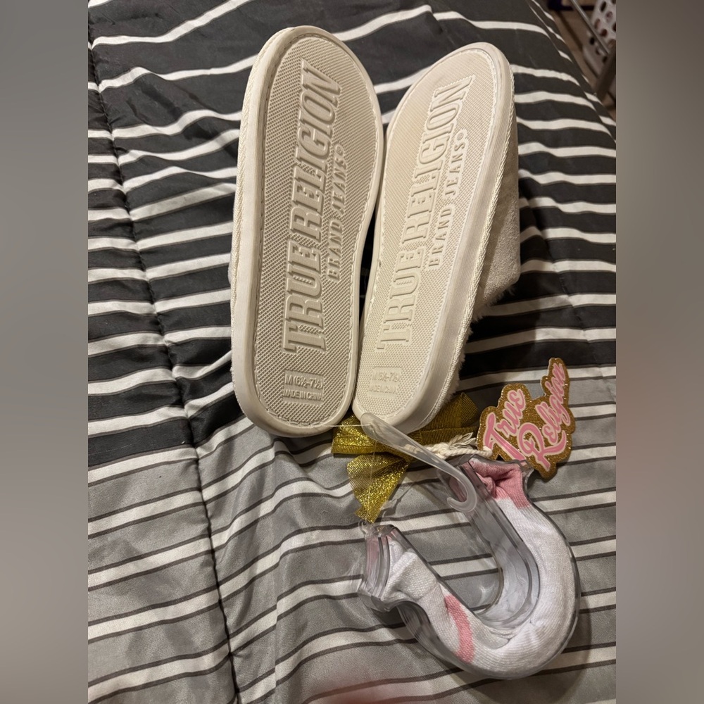 NWT True Religion Slippers - Picture 2 of 6